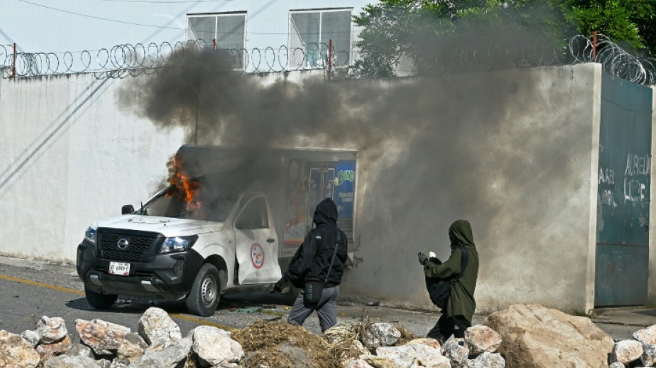 Queman camionetas en una protesta por la desaparición de 43 estudiantes mexicanos
