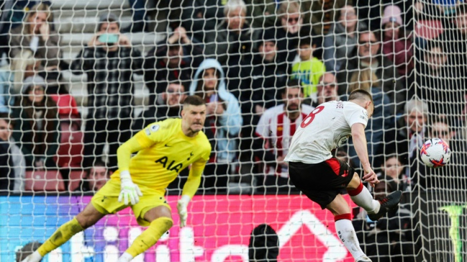Southampton fightback stuns Spurs, Chelsea held by Everton