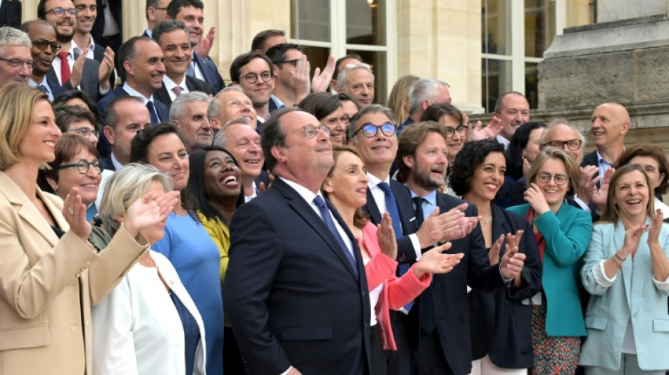 Photos de famille et Hollande sous la pluie: la gauche f&ecirc;te sa rentr&eacute;e &agrave; l'Assembl&eacute;e
