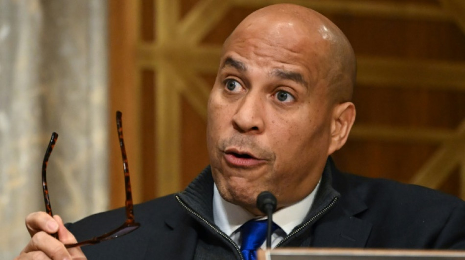 Senador democrata bate recorde com discurso de mais de 24 horas contra Trump