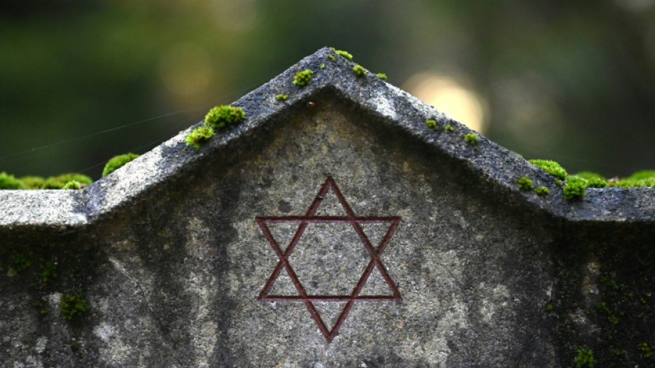 Niedersachsen: Jugendliche ritzen Hakenkreuze in Grabsteine auf jüdischem Friedhof