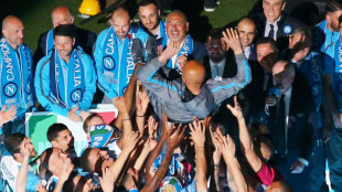 El N&aacute;poles estrena su t&iacute;tulo con triunfo y fiesta con sus 'tifosi'