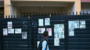 Crue au N&eacute;pal: devant le QG des secours, le d&eacute;sespoir des familles de disparus