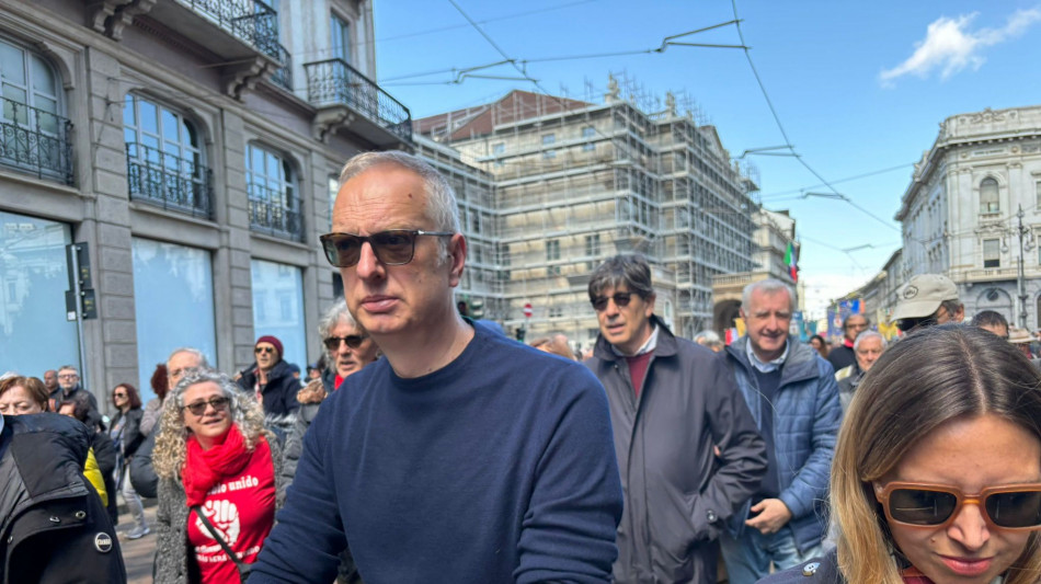 Scurati al corteo a Milano, 'dal palco legger&ograve; il mio monologo'