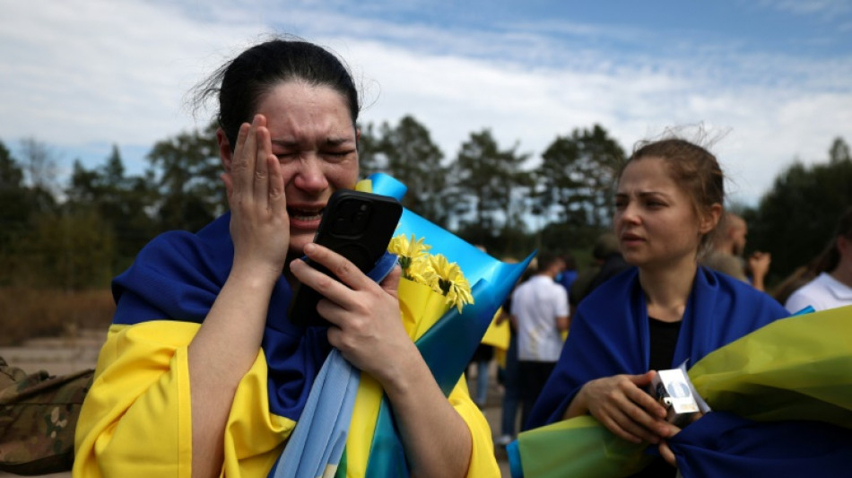 Joie et larmes pour le retour "&agrave; la maison" de prisonniers de guerre ukrainiens