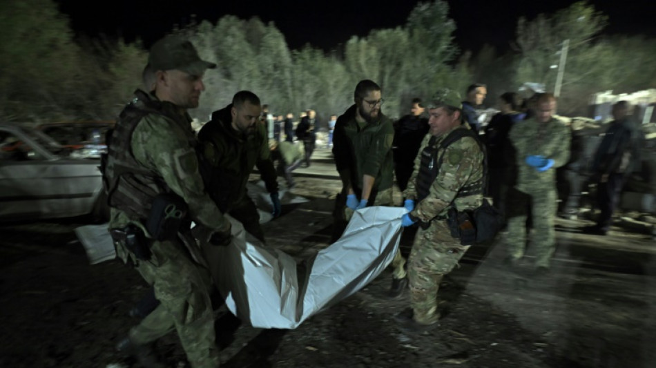 L'Ukraine pleure les 51 civils tu&eacute;s dans le bombardement d'un village dans l'Est