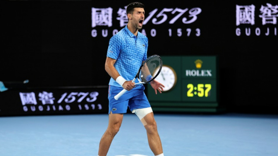 Un Djokovic "preocupado" por su lesi&oacute;n gana con suspense en Australia