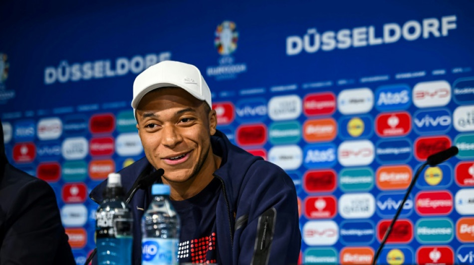 Francia comienza la Eurocopa sin olvidar la crisis pol&iacute;tica; Ucrania goleada por Ruman&iacute;a