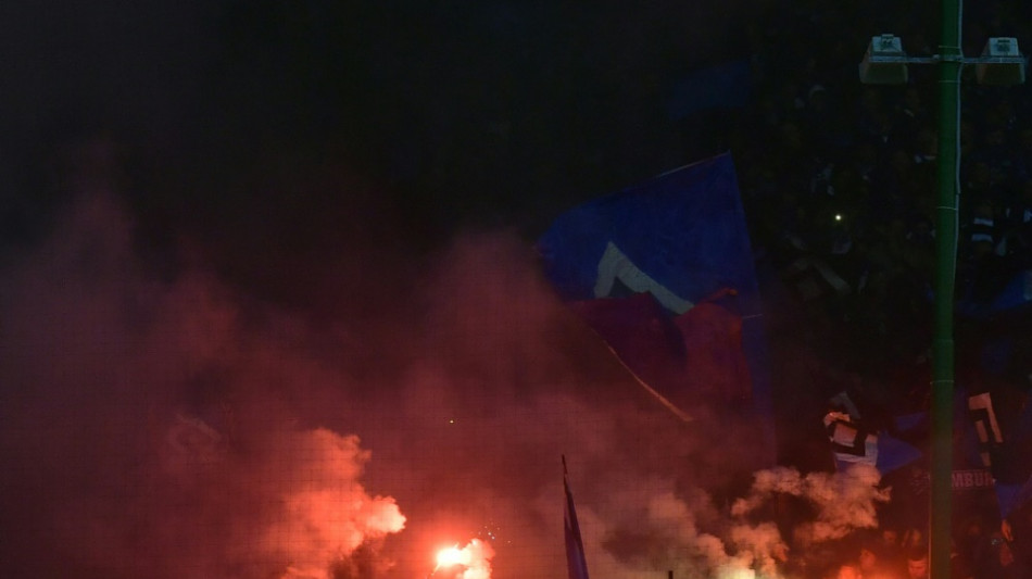 Pyrotechnik im Ausw&auml;rtsblock: Nordderby in Kiel unterbrochen