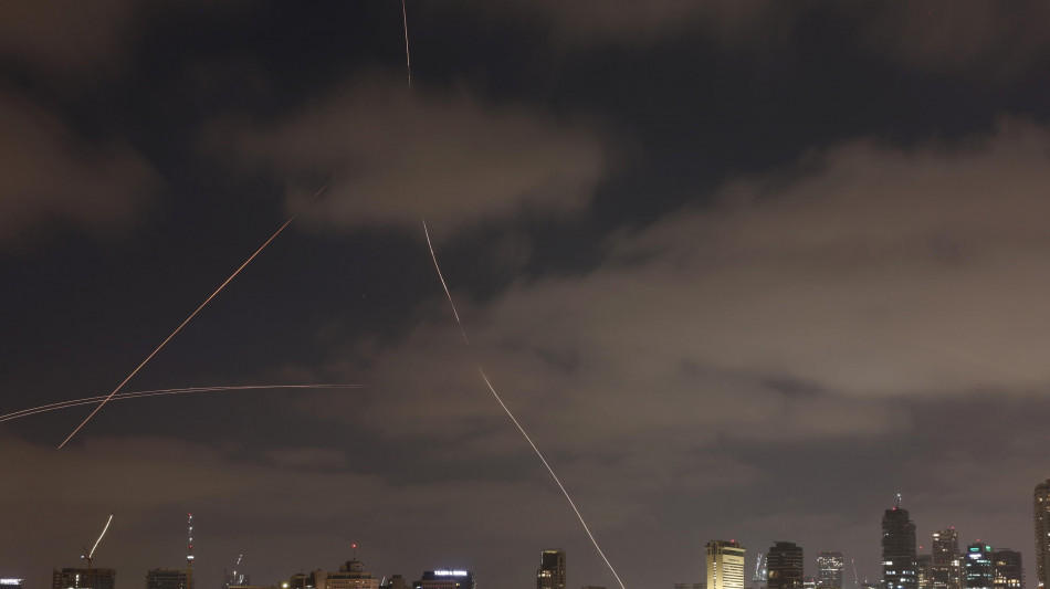 Nuovo attacco iraniano, forti esplosioni a Tel Aviv