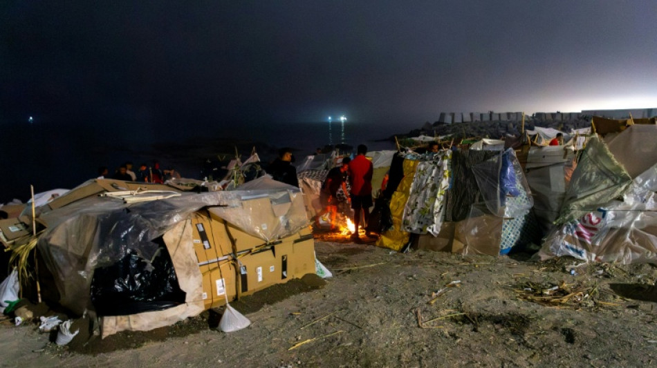 Pol&iacute;cia espanhola transfere migrantes para o porto de Ceuta 