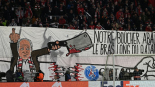 Hoene&szlig; mit Fleischerbeil: FCB-Fans mit martialischem Plakat