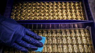 El oro alcanza un r&eacute;cord arriba de 2.100 d&oacute;lares ante la expectativa de recortes de las tasas