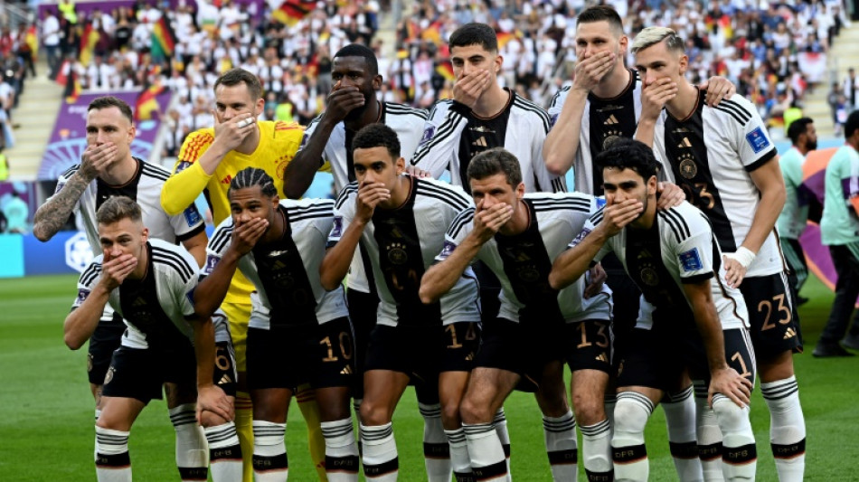Mondial: l'Allemagne d&eacute;fie la Fifa et se fait surprendre par le Japon, l'Espagne d&eacute;roule
