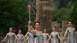La llama de los Juegos de Par&iacute;s-2024 es encendida en Olimpia