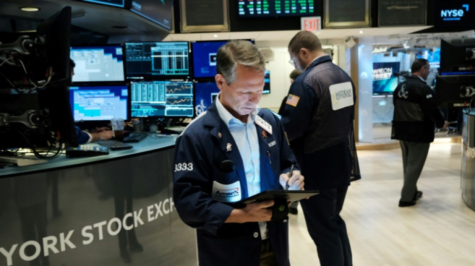 Wall Street h&eacute;site, s'accommode du discours de Powell et conclut en petite hausse 