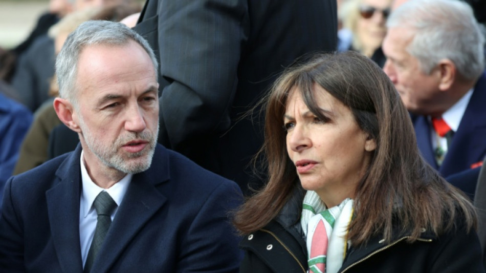 Fam&iacute;lias denunciam prefeito e ex-prefeita de Paris por agress&otilde;es sexuais nas escolas