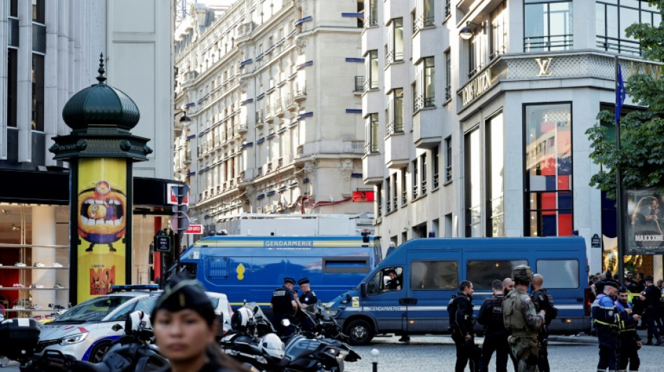 Paris: un homme attaque au couteau un policier avant d'&ecirc;tre gri&egrave;vement bless&eacute;, pas de mobile terroriste