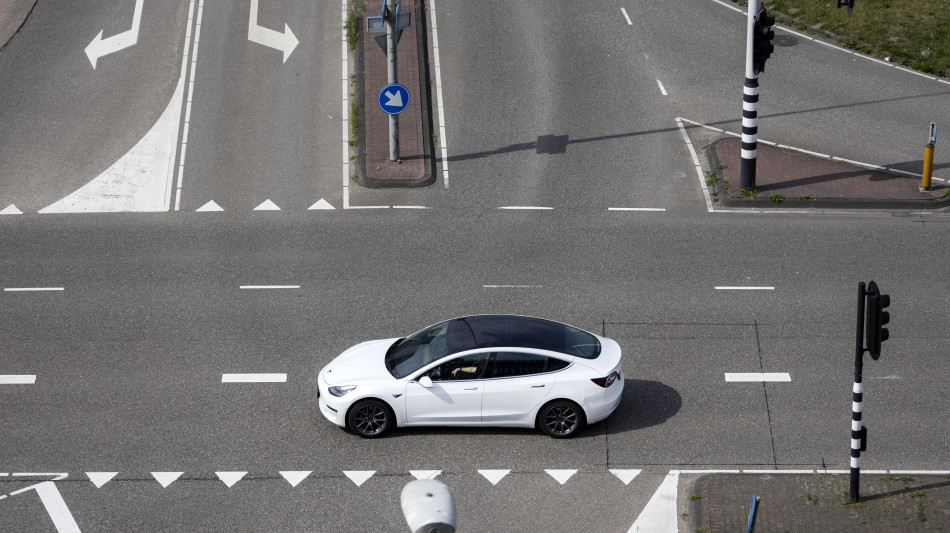 Tesla dimezza ancora la quota in Europa, -52,6% in aprile