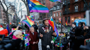 Retirada de bandeira arco-&iacute;ris revolta comunidade LGBTQ+ em Nova York