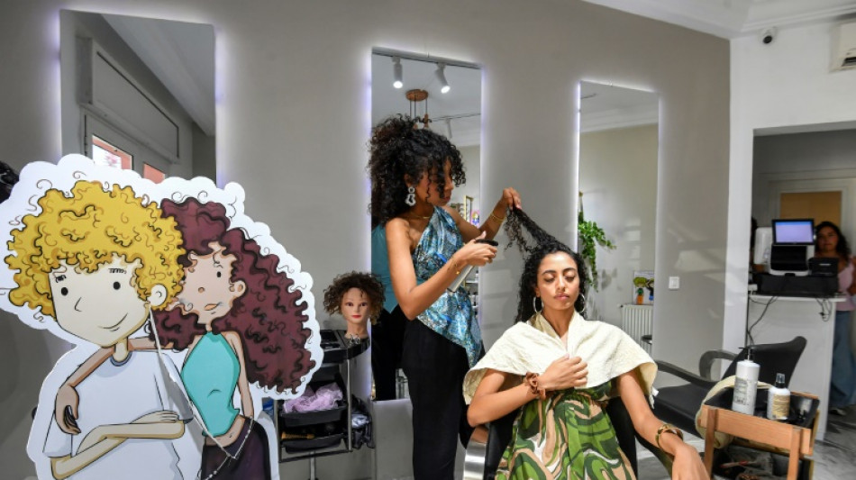 'Revolução dos cachos' desafia padrões de beleza na Tunísia
