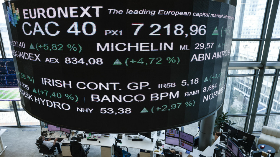 Borsa: Europa a due velocit&agrave;, pesano assicurazioni, Milano +0,6%