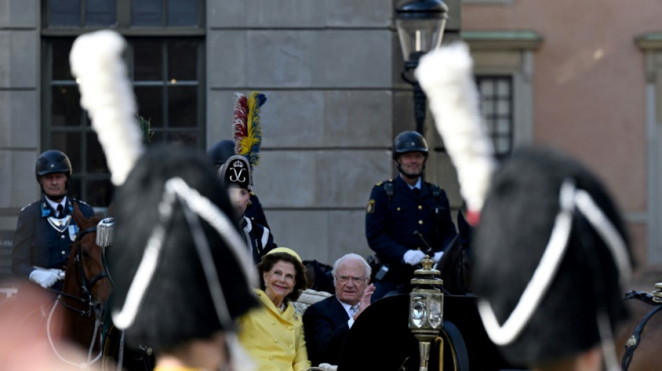 Miles de suecos asisten a festejo por 50 a&ntilde;os de reinado de Carlos XVI Gustavo