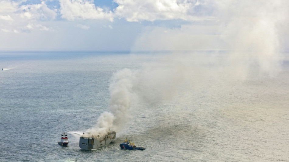 Le cargo en feu au large des Pays-Bas remorqu&eacute; vers une position temporaire