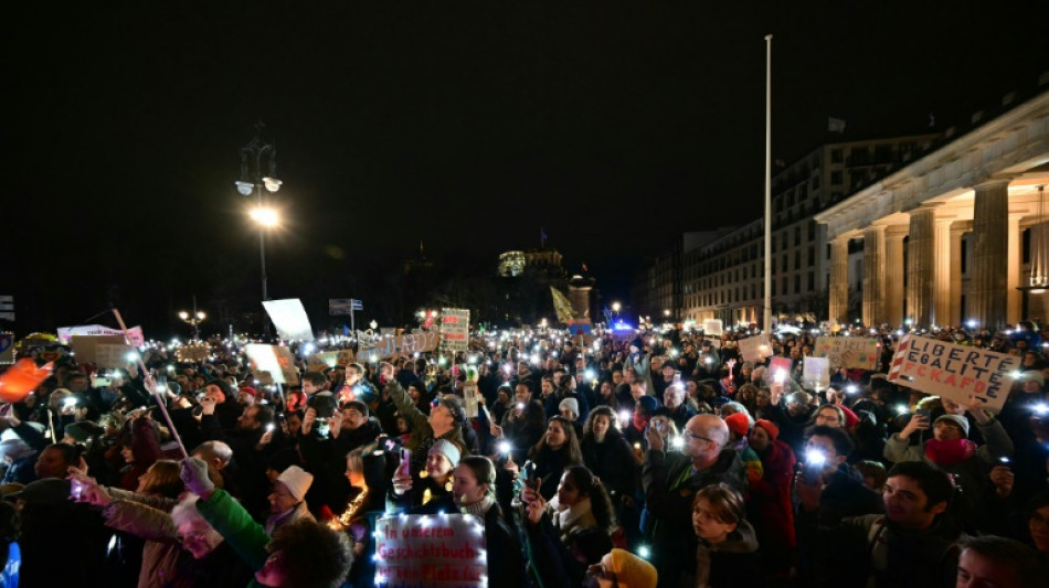 Rund 100.000 Menschen demonstrieren in Berlin gegen Rechtsruck und f&uuml;r Zusammenhalt