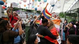Una "besada" LGBT contra la discriminaci&oacute;n termina en golpes en Venezuela