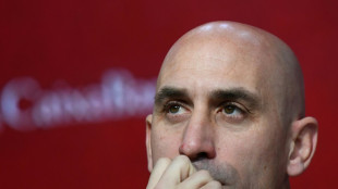 La Liga femenina de f&uacute;tbol pide inhabilitar a presidente de la RFEF por pol&eacute;mico beso
