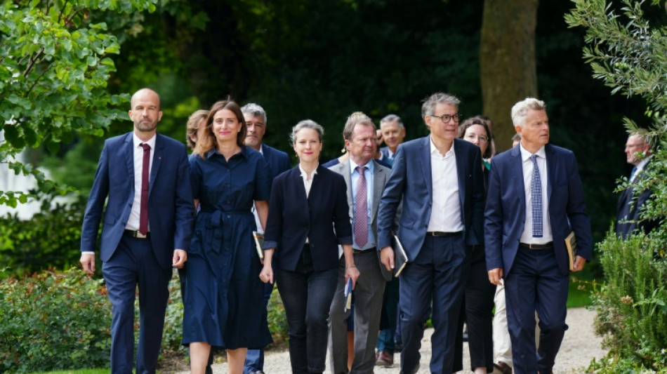 Macron: &agrave; l'Elys&eacute;e, le NFP poursuit son offensive pour Matignon