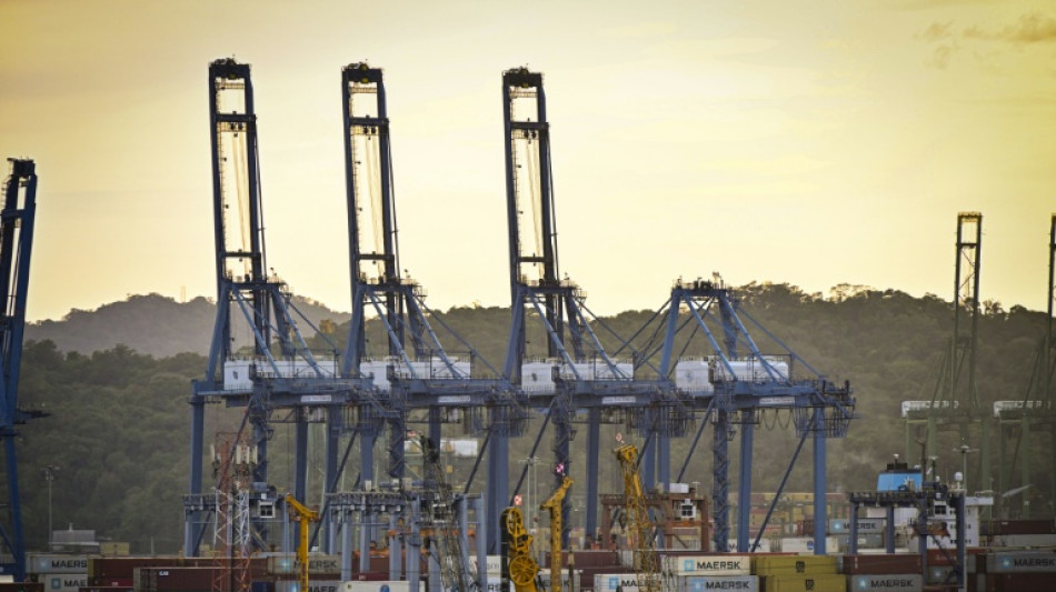 El presidente de Panamá busca un nuevo contrato con una empresa hongkonesa para operar puertos en el canal