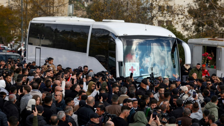 Bus mit freigelassenen Pal&auml;stinensern verl&auml;sst israelisches Ofer-Gef&auml;ngnis