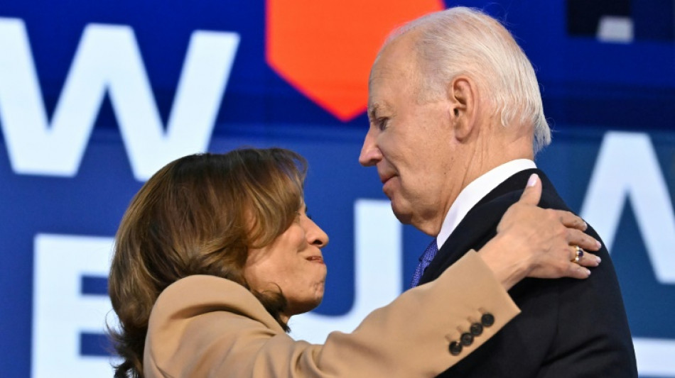 "Merci Joe!" Biden passe le flambeau &agrave; Harris sous les vivats et dans les larmes