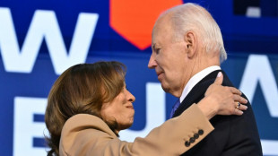 "Merci Joe!" Biden passe le flambeau &agrave; Harris sous les vivats et dans les larmes