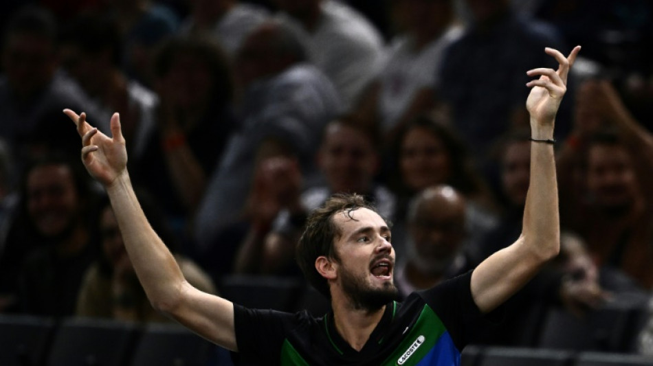 Masters 1000 de Paris: Medvedev s'agace et chute d'entr&eacute;e, Djokovic en ma&icirc;trise