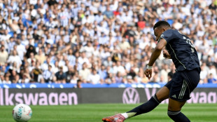 Real Madrid sofre, mas vence Real Sociedad e se isola na liderança do Espanhol