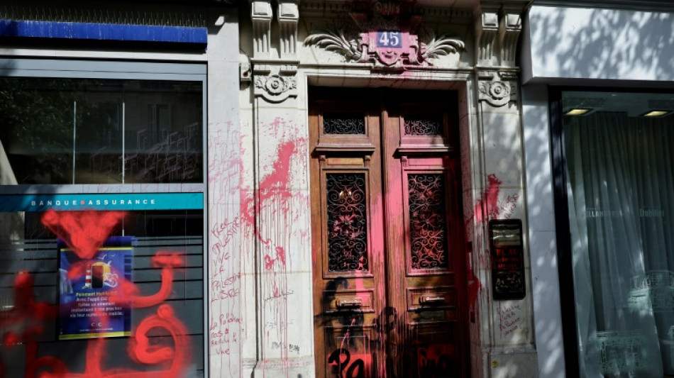 Peinture rouge et tags hostiles sur les locaux de la compagnie israélienne El Al à Paris