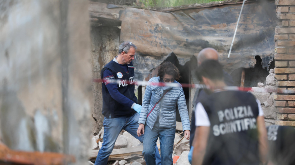 Morti in crollo casale, ipotesi &egrave; che stessero maneggiando ordigno