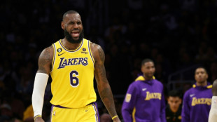 Los Lakers vuelven a playoffs con un ca&oacute;tico triunfo ante Minnesota