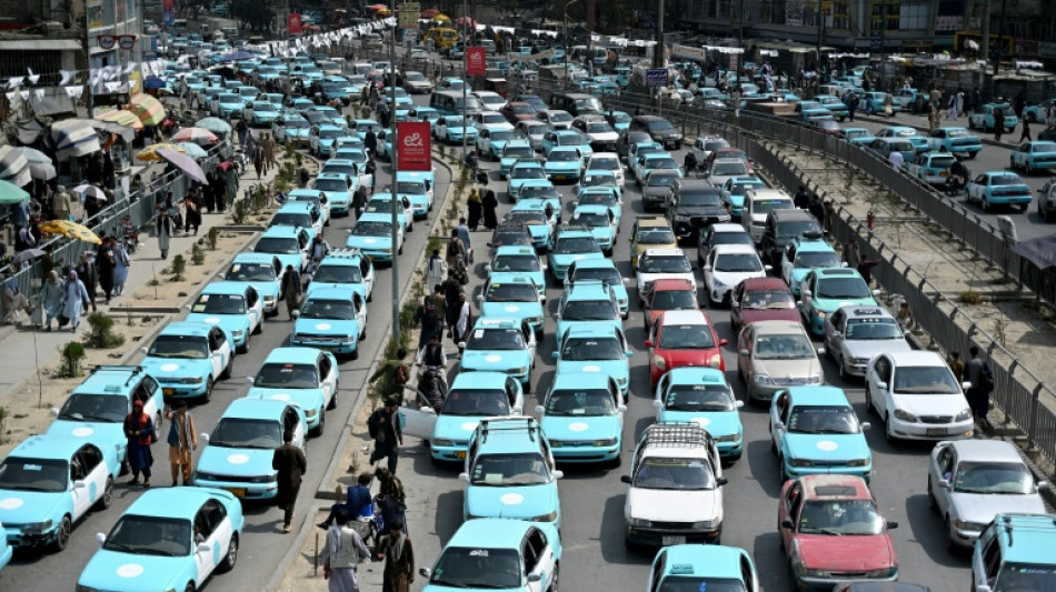 Taxistas afeg&atilde;os voltam a reproduzir m&uacute;sica, em desafio ao regime talib&atilde;