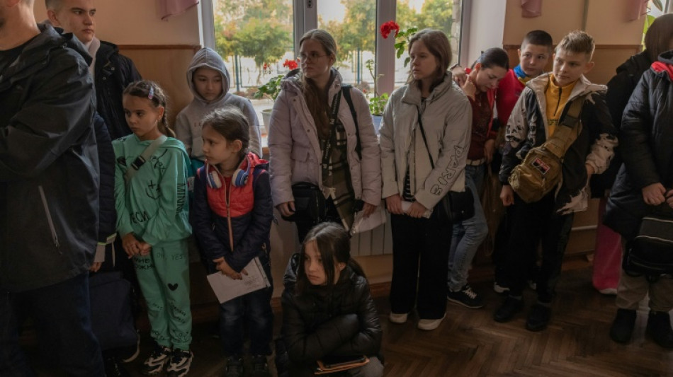 Ukraine: rester sous les bombes ou partir, le dilemme de parents &agrave; Kherson