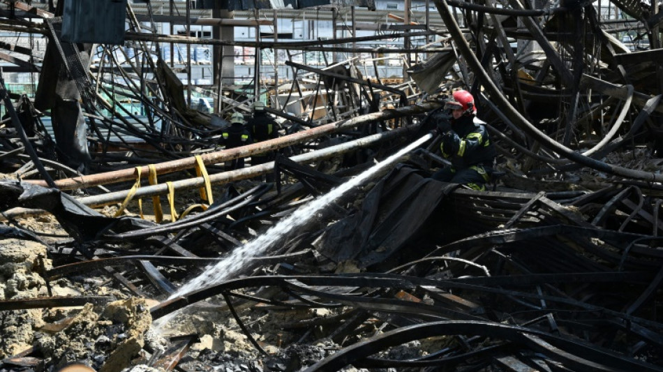 Ukraine: le bilan continue de grimper apr&egrave;s la frappe russe sur un hypermarch&eacute; de Kharkiv
