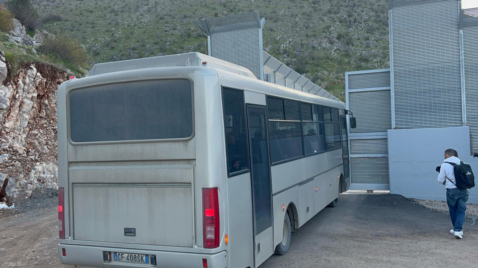 I pullman con i 40 migranti arrivati al centro di Gjader