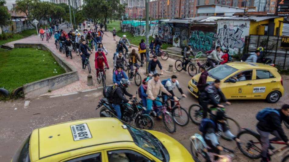 La bicicleta se abre paso entre el infernal tr&aacute;fico de Bogot&aacute; 