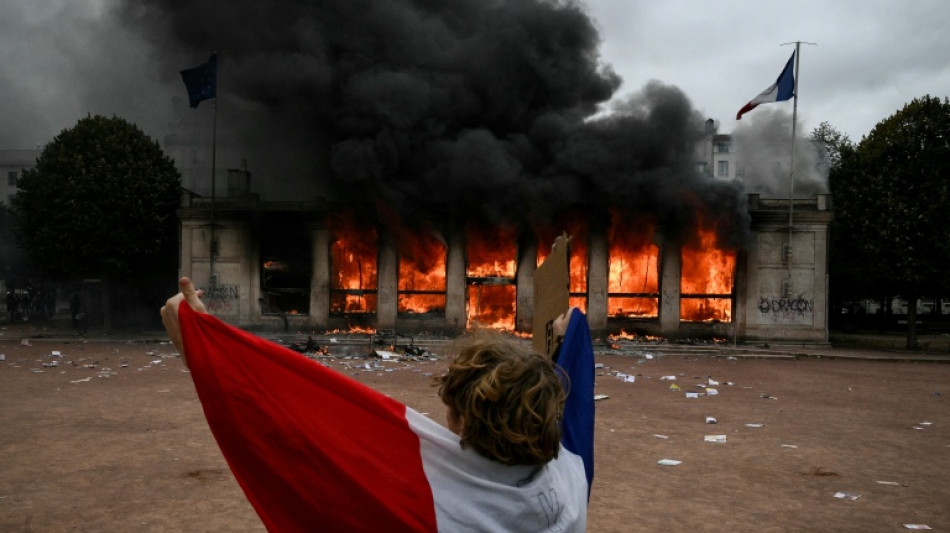 Louvre blocked as France grapples with unrest