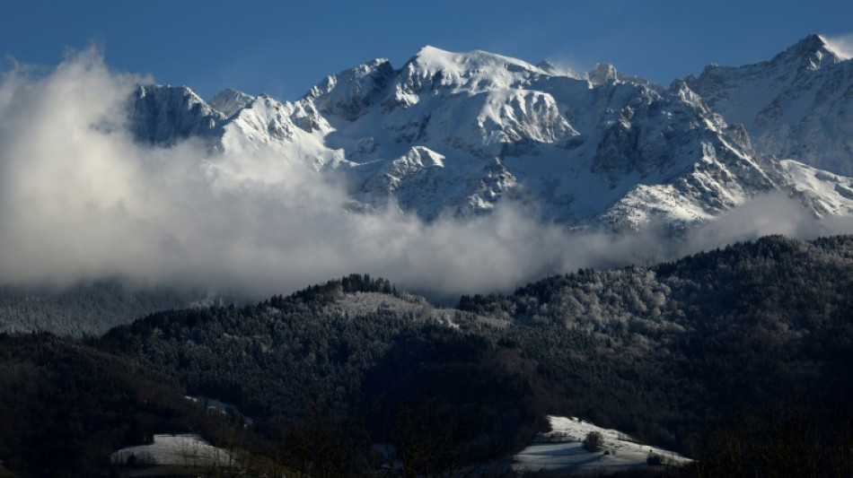 Neige dans les Alpes: vigilance sur les routes mais "cadeau de No&euml;l" en stations