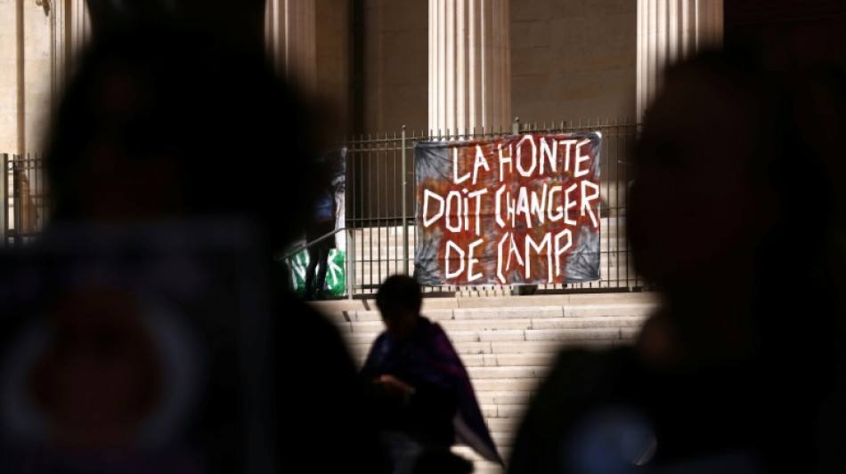 Un acusado de violar a su exesposa junto a cinco hombres comparece ante la justicia brit&aacute;nica