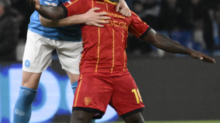 Napoli-Lecce, Banda a terra per malore, via in barella